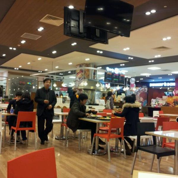 Photo taken at 홈플러스 (Home plus) by 진익 김. on 3/7/2012-首尔东大门区千户大路133号 (龙头洞,Homeplus东大门店) Photo taken at 홈플러스 (Home plus) by 진익 김. on 3/7/2012