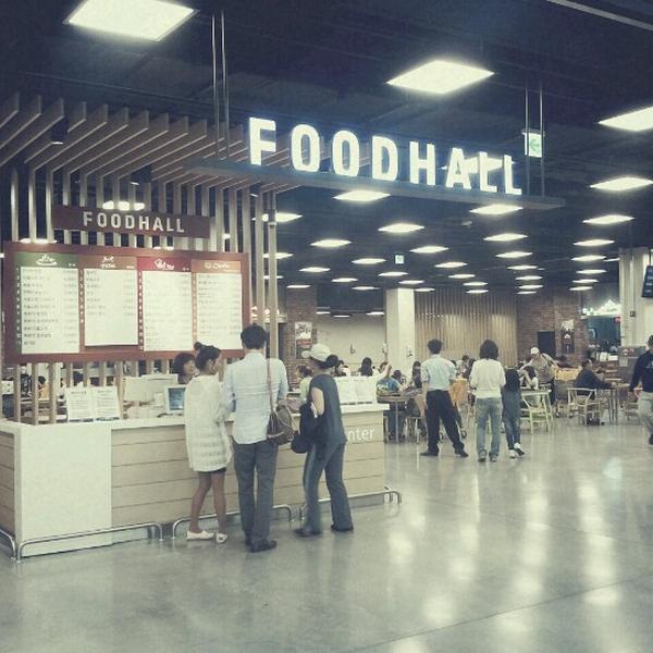 Photo taken at 이마트 E-MART by Hyun K. on 9/22/2012