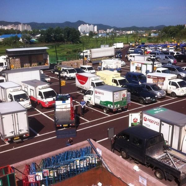 Photo taken at 이마트 E-MART by Hyung Jun L. on 8/14/2012