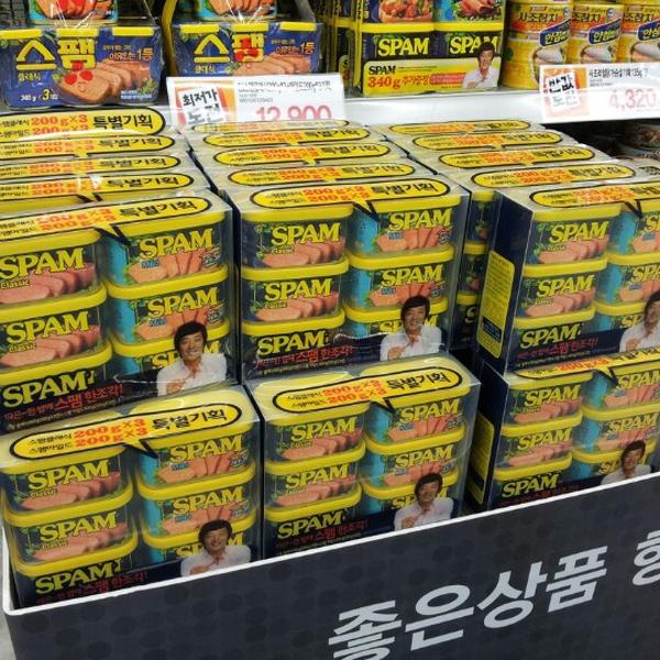 Photo taken at 이마트 E-MART by 이권봉 이. on 12/15/2012