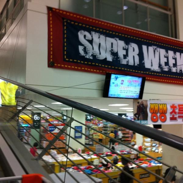 Photo taken at 이마트 (e-mart) by 정 호. on 9/21/2011-庆尚北道浦项市10易买得超市 Photo taken at 이마트 (e-mart) by 정 호. on 9/21/2011