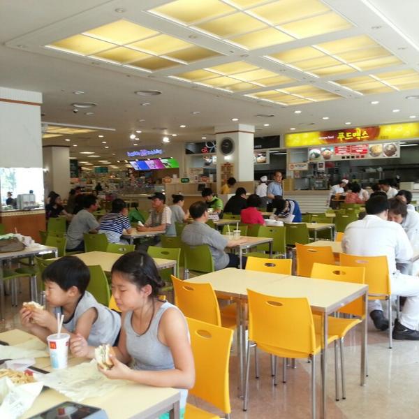 Photo taken at 이마트 (e-mart) by Suat Ö. on 7/10/2013-庆尚北道浦项市10易买得超市 Photo taken at 이마트 (e-mart) by Suat Ö. on 7/10/2013