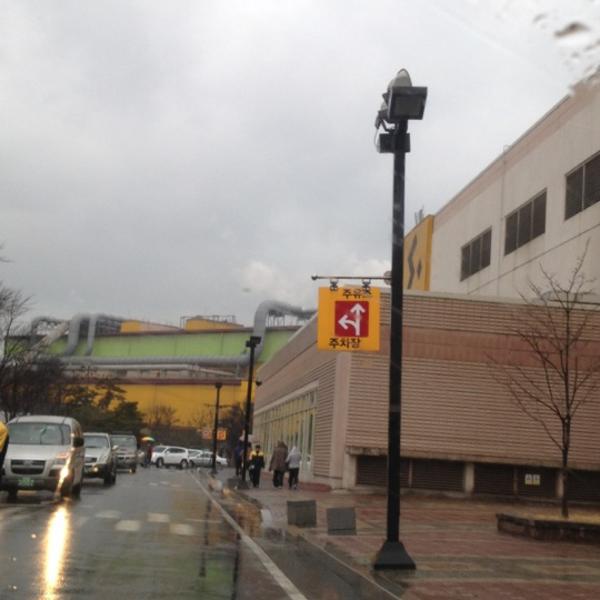 Photo taken at 이마트 (e-mart) by Minsuk L. on 3/4/2012-庆尚北道浦项市10易买得超市 Photo taken at 이마트 (e-mart) by Minsuk L. on 3/4/2012