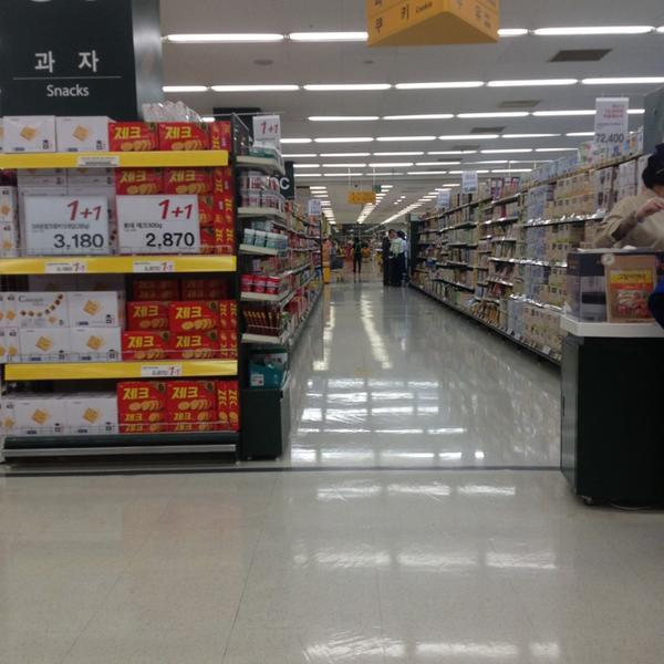 Photo taken at 이마트 (e-mart) by Victor M. on 9/27/2013-庆尚北道浦项市10易买得超市 Photo taken at 이마트 (e-mart) by Victor M. on 9/27/2013