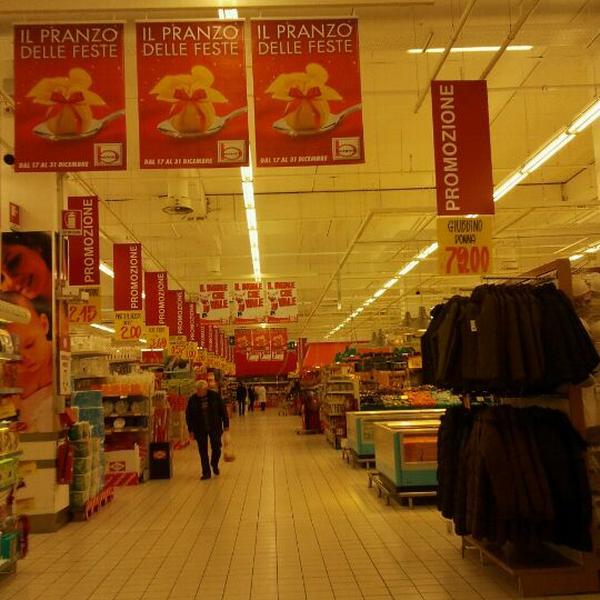 Photo taken at Bennet by Bettasplendens E. on 12/23/2011-意大利艾米利亚-罗马涅福林波波利十月大街 Photo taken at Bennet by Bettasplendens E. on 12/23/2011