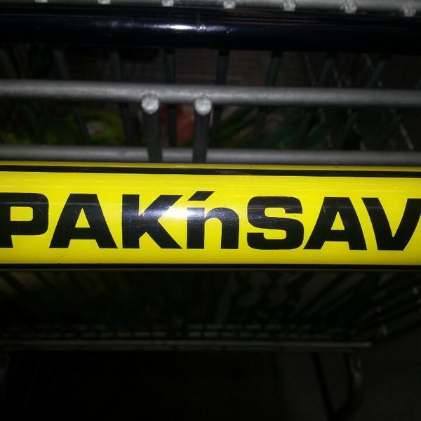 纽西兰当地居民买的特产PAK'nSAVE超市惠灵顿店图片库