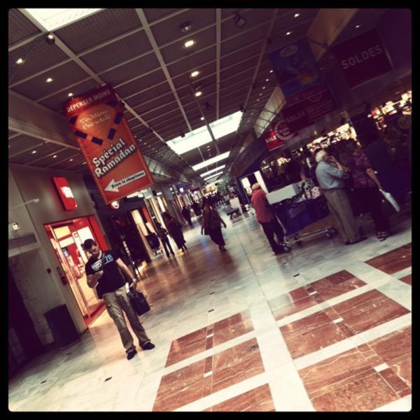 Photo taken at Carrefour by Mathieu R. on 7/4/2012-法国诺尔省尼斯迪格尼路 Photo taken at Carrefour by Mathieu R. on 7/4/2012