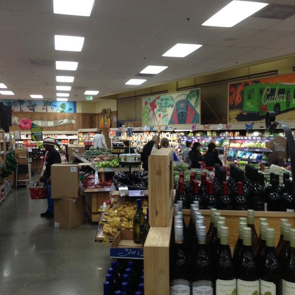 Photo taken at Trader Joe's by Paul B. on 4/29/2013-美国加利福尼亚州卡尔弗城卡尔弗大道9290 Photo taken at Trader Joe's by Paul B. on 4/29/2013