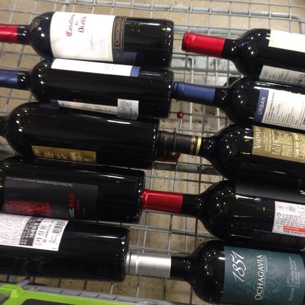 Photo taken at 이마트 트레이더스 (e-mart Traders) by yoonjin p. on 11/22/2013-釜山广域市釜山镇区81易买得超市 Photo taken at 이마트 트레이더스 (e-mart Traders) by yoonjin p. on 11/22/2013