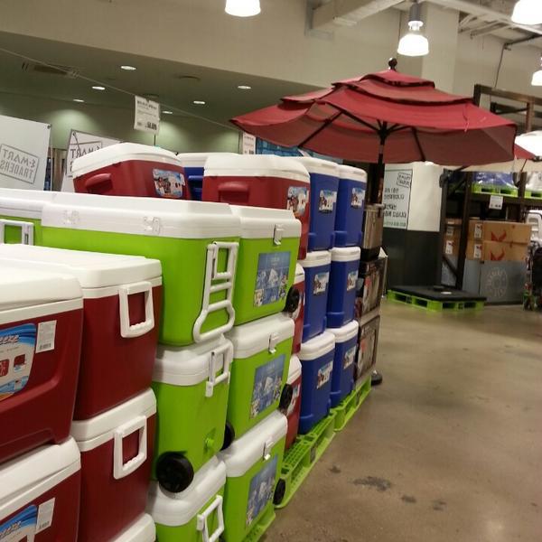 Photo taken at 이마트 트레이더스 (e-mart Traders) by muzerrr a. on 3/27/2014-釜山广域市釜山镇区81易买得超市 Photo taken at 이마트 트레이더스 (e-mart Traders) by muzerrr a. on 3/27/2014