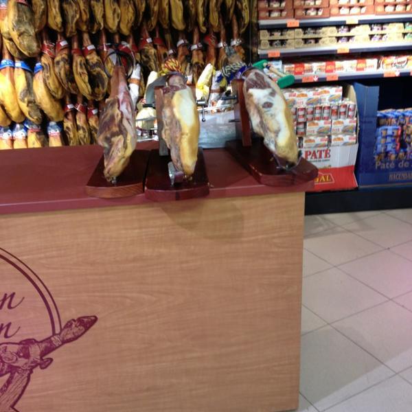 Photo taken at Mercadona (Mercado das Travesas) by Oscar M. on 1/4/2013