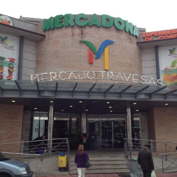 Photo taken at Mercadona (Mercado das Travesas) by Oskar R on 4/10/2012