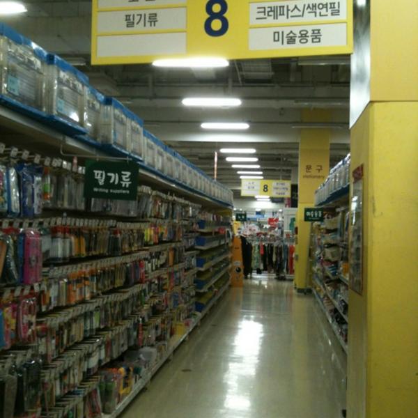 Photo taken at 홈플러스 (Home plus) by 언호 윤. on 6/4/2012-首尔市阳川区木洞西路170号 Photo taken at 홈플러스 (Home plus) by 언호 윤. on 6/4/2012