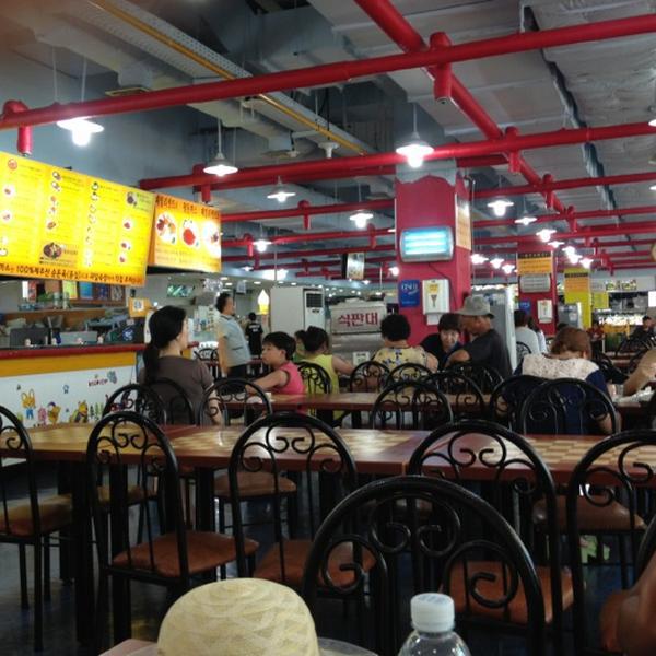 Photo taken at 이마트 (E-Mart) by Kabir L. on 7/31/2012-济州市塔洞38易买得超市 Photo taken at 이마트 (E-Mart) by Kabir L. on 7/31/2012