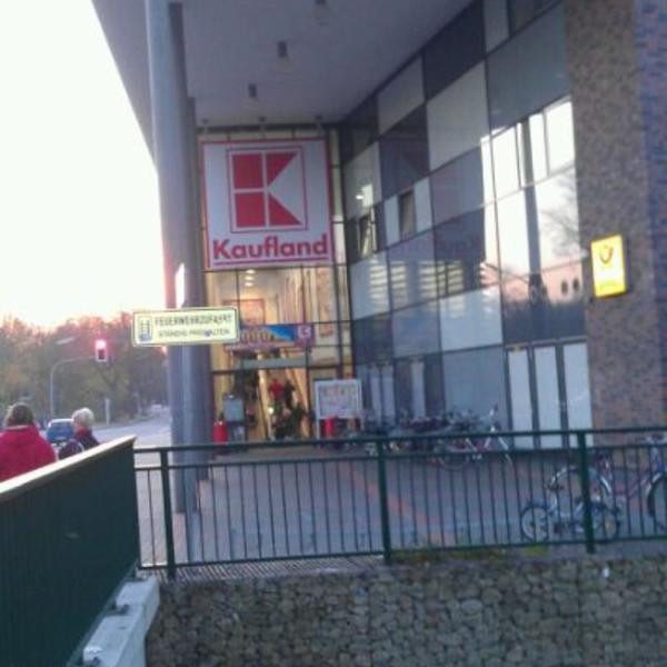 Photo taken at Kaufland by Hans-Edmund G. on 11/12/2011