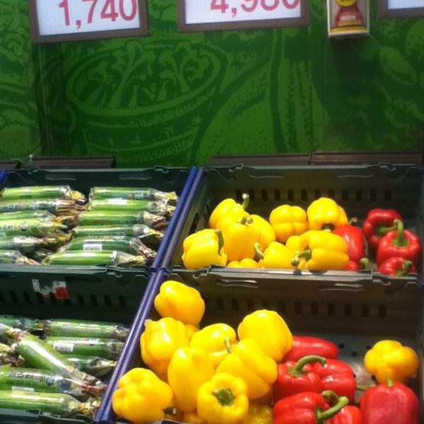 Photo taken at 이마트 메트로 / E-Mart Metro by Diana V. on 12/26/2013