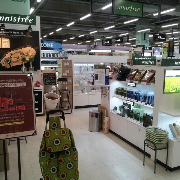 Photo taken at 홈플러스 (Home plus) by Vicky K. on 2/26/2015-首尔市江西区禾谷路398号 Photo taken at 홈플러스 (Home plus) by Vicky K. on 2/26/2015