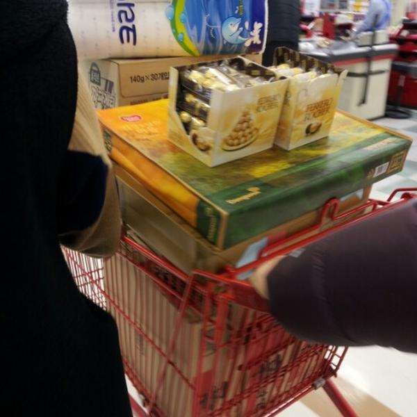 Photo taken at 홈플러스 / Home Plus by Hojung L. on 2/4/2013