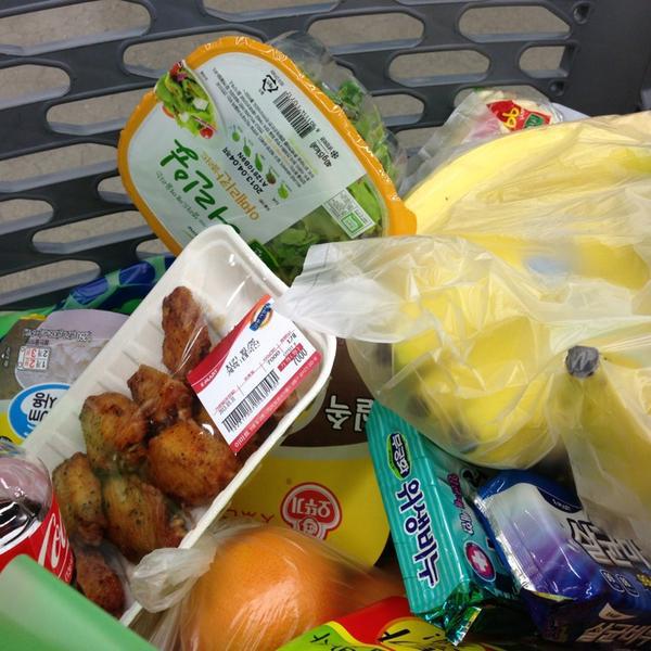 Photo taken at 이마트 / E-Mart by Meeyoung L. on 3/31/2013-大田市东区1689易买得超市 Photo taken at 이마트 / E-Mart by Meeyoung L. on 3/31/2013