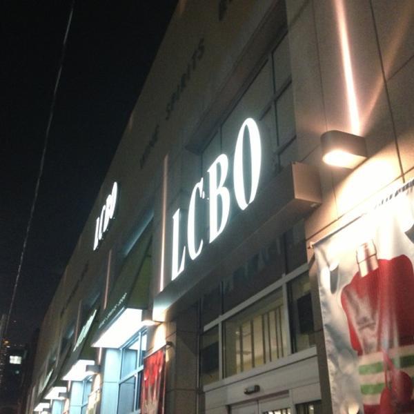 Photo taken at LCBO by Robert F. on 11/22/2012-加拿大多伦多国会街222 Photo taken at LCBO by Robert F. on 11/22/2012