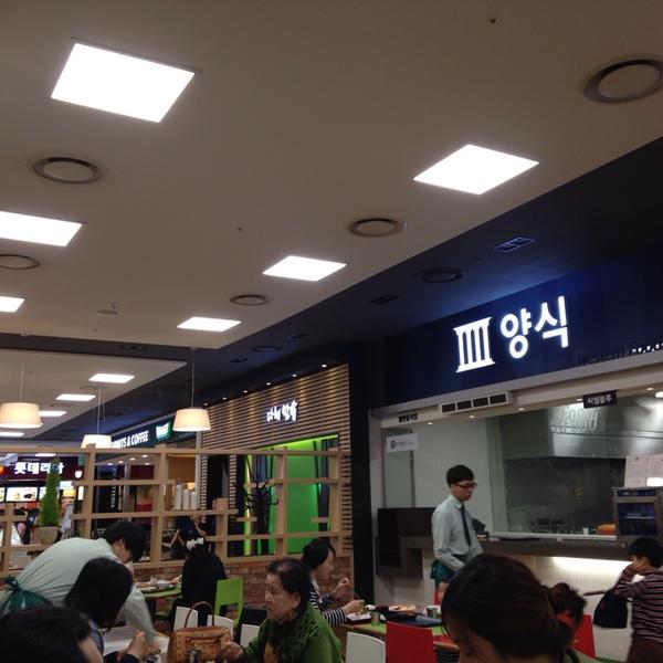 Photo taken at 홈플러스 (Home plus) by Jeongwook L. on 3/30/2014-首尔市永登浦区堂山路42号 Photo taken at 홈플러스 (Home plus) by Jeongwook L. on 3/30/2014