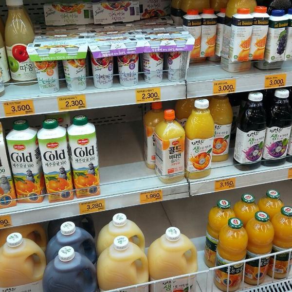 Photo taken at 이마트 (E-Mart) by Tae-ho K. on 3/21/2013