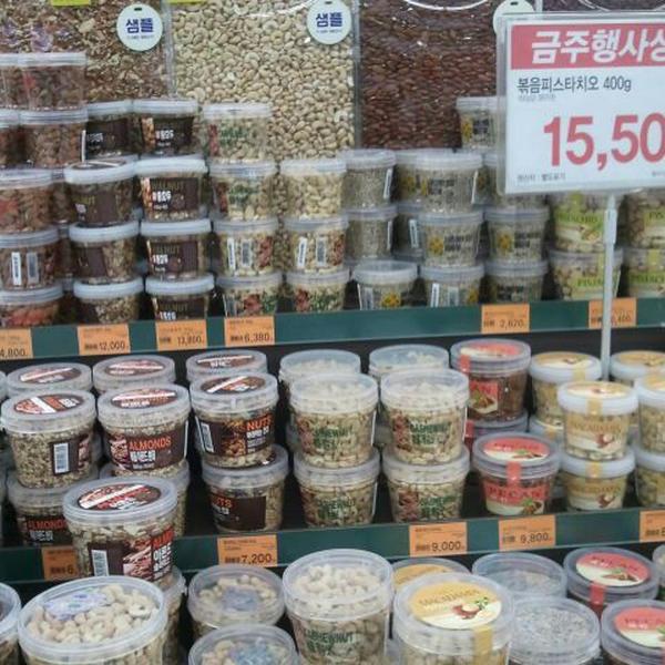 Photo taken at 이마트 (E-Mart) by JU.A. P. on 2/5/2012