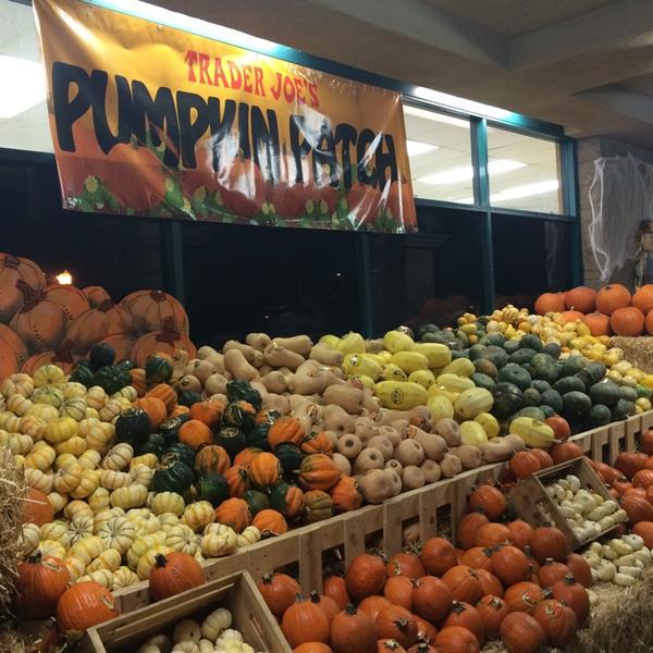 Photo taken at Trader Joe's by Bow S. on 10/10/2014-加利福尼亚州雷德兰兹橘子大街552号(在珍珠街和斯图亚特街之间) Photo taken at Trader Joe's by Bow S. on 10/10/2014