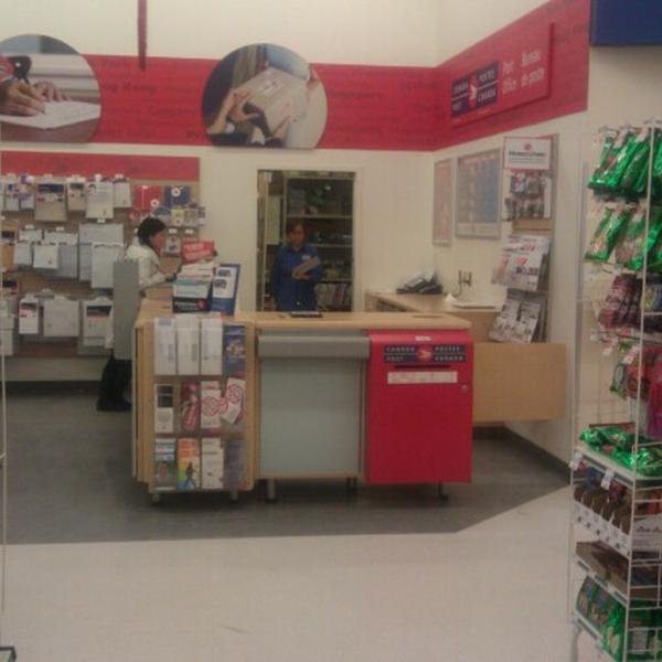 Photo taken at Shoppers Drug Mart by Jonathan T. on 1/2/2013-加拿大士嘉堡沃顿大道2355 Photo taken at Shoppers Drug Mart by Jonathan T. on 1/2/2013