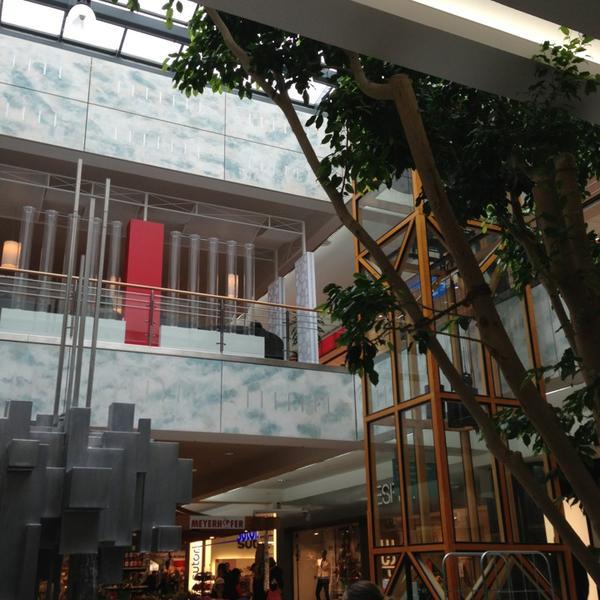 Photo taken at Donau-Einkaufszentrum (DEZ) by Marc S. on 3/25/2013