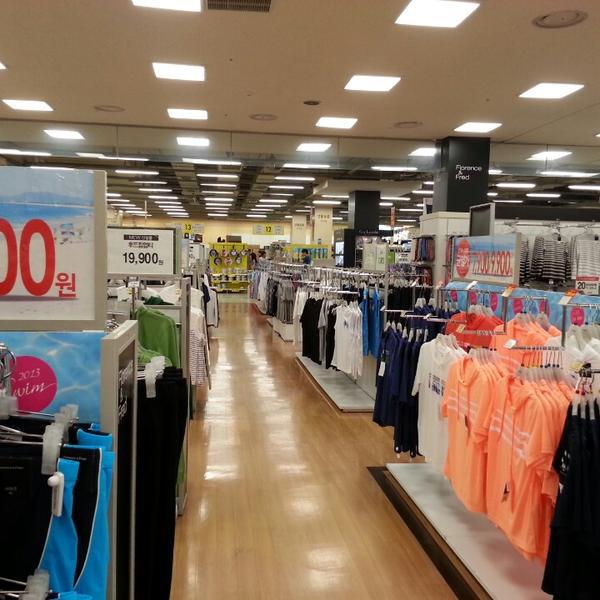 Photo taken at 홈플러스 (Home plus) by Georgeanna H. on 8/19/2013-大邱市达西区达句伐大路1467号(城西店) Photo taken at 홈플러스 (Home plus) by Georgeanna H. on 8/19/2013