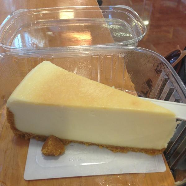 Photo taken at Whole Foods by Akilah on 6/26/2013-北卡罗莱纳 德罕621宽街(西主街道) Photo taken at Whole Foods by Akilah on 6/26/2013