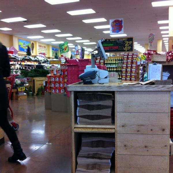 Photo taken at Trader Joe's by Ali M. on 12/9/2012-美国伊利诺斯州阿冈昆兰德尔南路1800 Photo taken at Trader Joe's by Ali M. on 12/9/2012