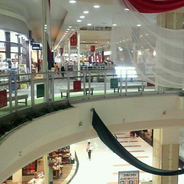 Photo taken at イオンモール浜松志都吕 by lessan 4. on 11/26/2012