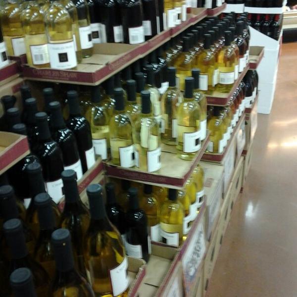 Photo taken at Trader Joe's by Matty M. on 12/27/2012-加尼福尼亚 奇诺岗佩顿街道13911(在盛大道) Photo taken at Trader Joe's by Matty M. on 12/27/2012