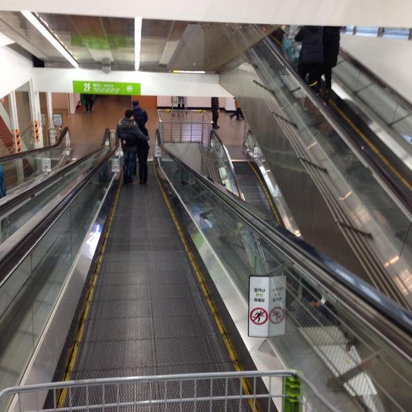 Photo taken at 이마트 트레이더스 (E-Mart Traders) by Celina.H P. on 1/1/2015-大田西区580易买得超市 Photo taken at 이마트 트레이더스 (E-Mart Traders) by Celina.H P. on 1/1/2015