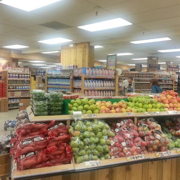 Photo taken at Trader Joe's by Laurie J. W. on 12/22/2012-美国阿利桑那州图森威尔莫特路北1101 Photo taken at Trader Joe's by Laurie J. W. on 12/22/2012