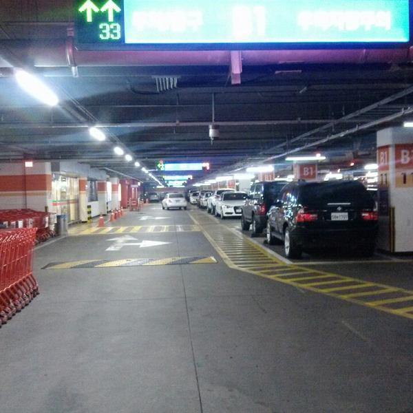 Photo taken at 홈플러스 (Home plus) by DENNIS W. on 1/21/2014-首尔市江西区禾谷路398号 Photo taken at 홈플러스 (Home plus) by DENNIS W. on 1/21/2014