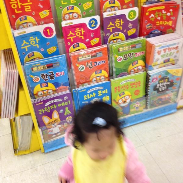 Photo taken at 홈플러스 (Home plus) by Fedelyn D. on 11/14/2013-首尔市江西区禾谷路398号 Photo taken at 홈플러스 (Home plus) by Fedelyn D. on 11/14/2013