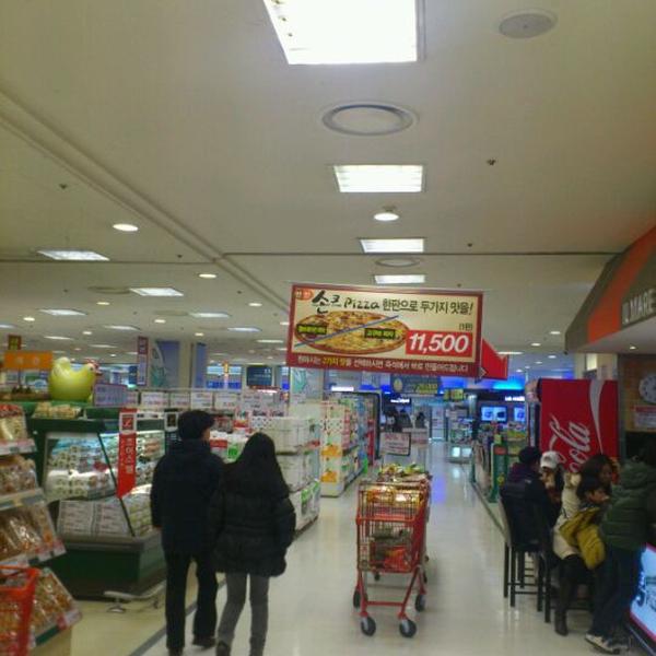 Photo taken at 롯데마트 (Lotte Mart) by JungWoong C. on 1/29/2012