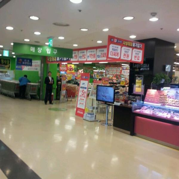 Photo taken at 홈플러스 (Home plus) by Taejin G. on 3/13/2012-釜山萨哈225号 Photo taken at 홈플러스 (Home plus) by Taejin G. on 3/13/2012