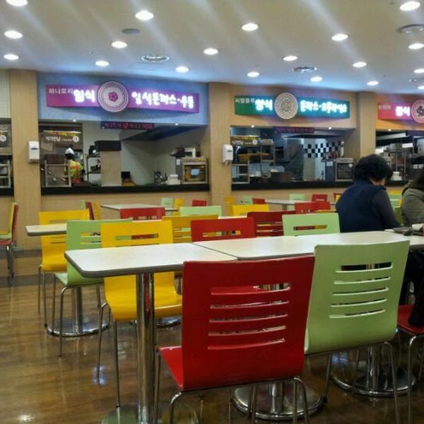 Photo taken at 홈플러스 (Home plus) by Mey L. on 4/10/2012-釜山萨哈225号 Photo taken at 홈플러스 (Home plus) by Mey L. on 4/10/2012