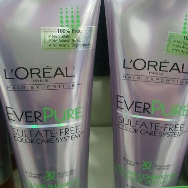 Photo taken at 올리브영 (OLIVE YOUNG) by sonya on 11/13/2011