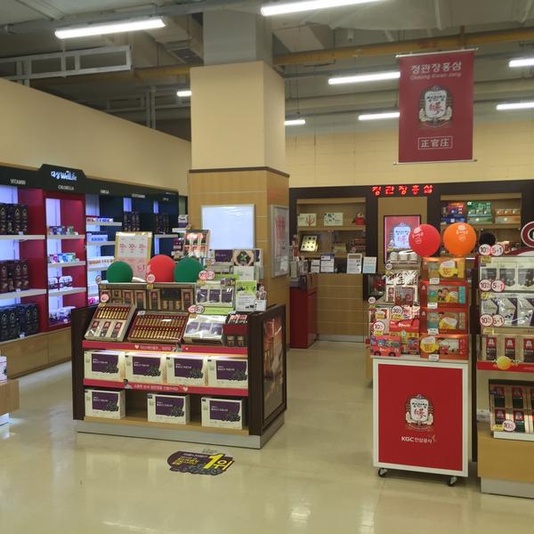 Photo taken at 홈플러스 (Home Plus) by Kim J. on 5/16/2015-釜山市海云台区海云台海边路140号(海云台店) Photo taken at 홈플러스 (Home Plus) by Kim J. on 5/16/2015