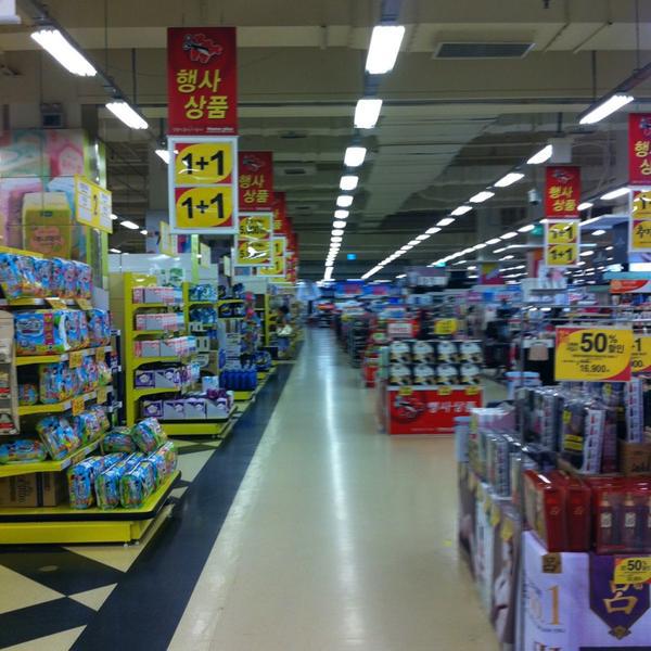 Photo taken at 홈플러스 (Home Plus) by Yongho L. on 7/24/2013-釜山市海云台区海云台海边路140号(海云台店) Photo taken at 홈플러스 (Home Plus) by Yongho L. on 7/24/2013