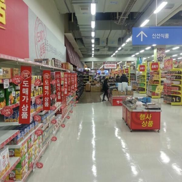 Photo taken at 홈플러스 (Home Plus) by Jason P. on 1/14/2013-京畿道高阳市义山817 Photo taken at 홈플러스 (Home Plus) by Jason P. on 1/14/2013