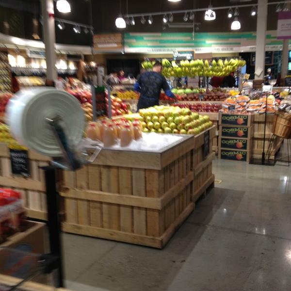 Photo taken at Whole Foods Market by Steven R. on 12/20/2012-北卡罗来纳州夏洛特费尔维尤路(沙龙路)6610 Photo taken at Whole Foods Market by Steven R. on 12/20/2012