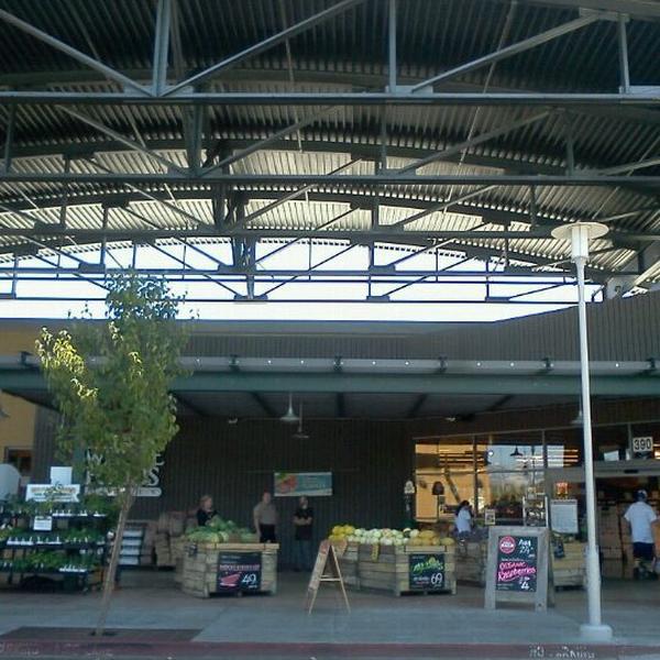 Photo taken at Whole Foods Market by Jen on 8/23/2012-加尼福尼亚圣罗莎 城市 康涅狄格R390(在盖尔南韦尔路) Photo taken at Whole Foods Market by Jen on 8/23/2012