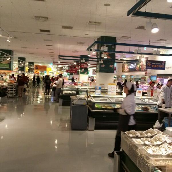 Photo taken at 이마트 / E-Mart by Sung Joon C. on 11/10/2012