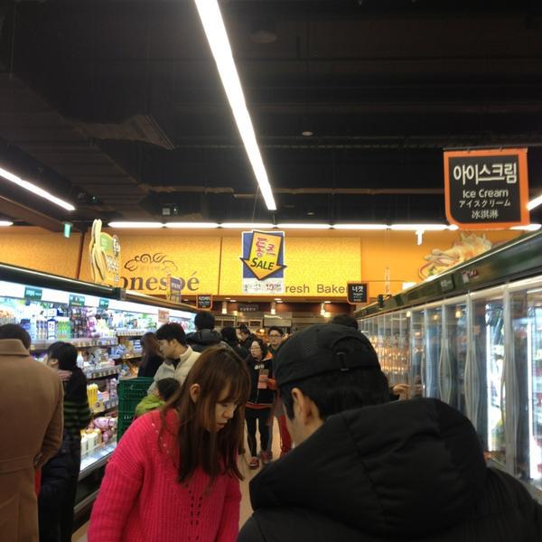 Photo taken at 롯데마트 (Lotte Mart) by edmonde C. on 1/27/2013